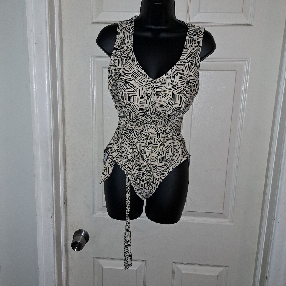 Jacklyn Smith ClassyGeometric Black and White Women's Size 14 One-Piece Swimsuit